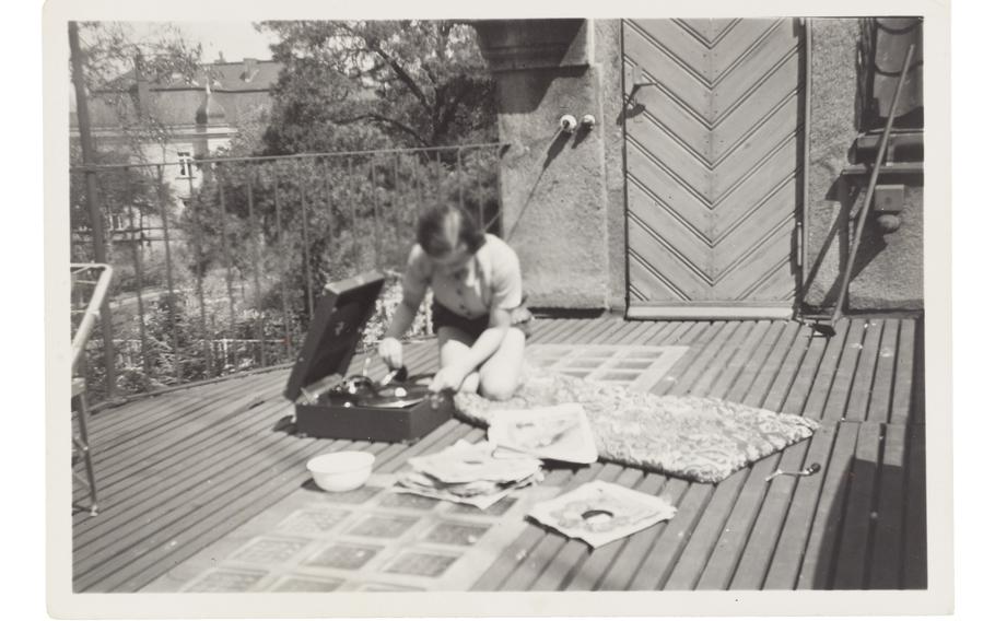 Felice Schragenheim with a record player on a terrace in Berlin in 1934.