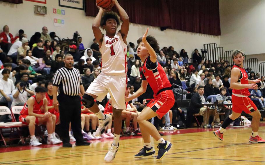 Arashi Blocton shoots the ball.