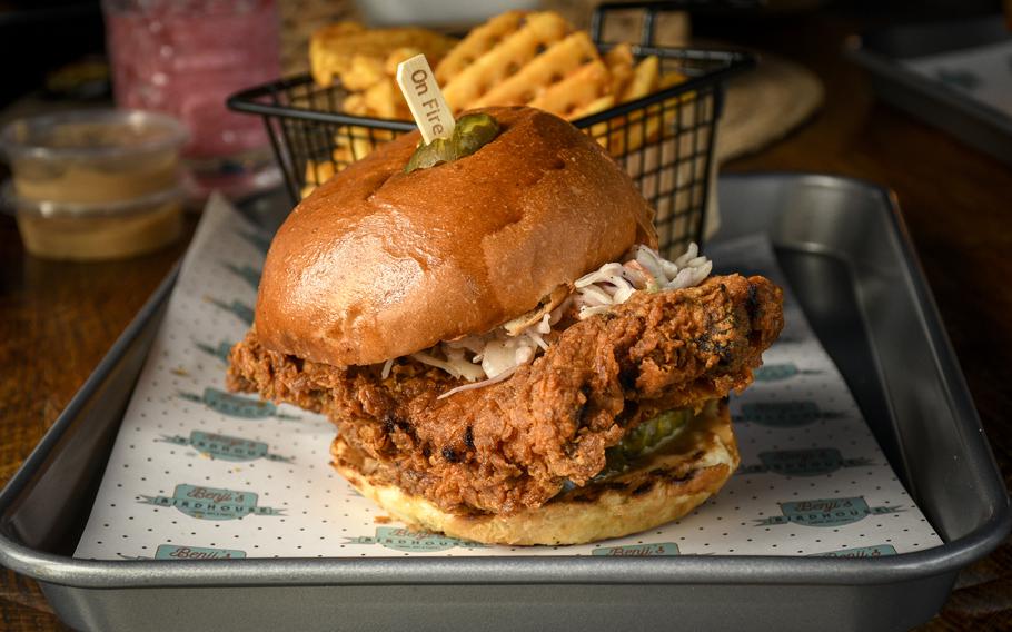 The Nashville extra hot chicken sandwich at Benji’s Birdhouse in Ramstein-Miesenbach offered a gluttonous experience. The breaded chicken breast was crunchy on the outside and juicy on the inside.