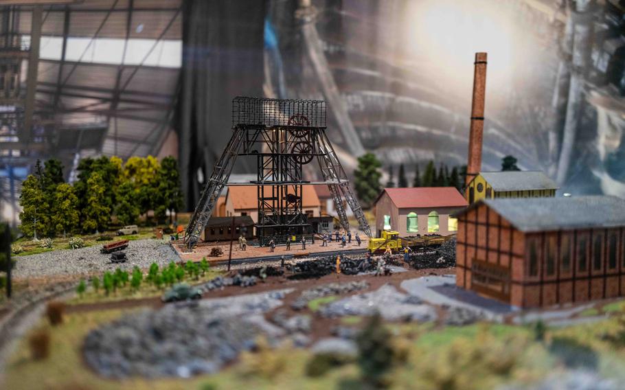 A miniature diorama shows a winding tower once operational in Bexbach, Germany. The Bexbach mining museum offers insights into Saarland's coal mining history.