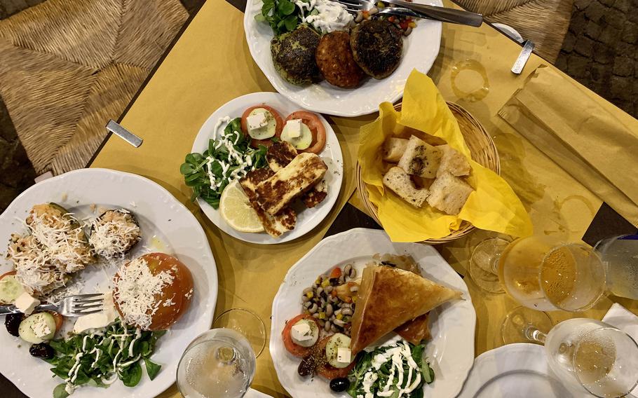 There are few surprises on the menu at Magn’ A Grecia in Naples, Italy. Notably absent are Greek favorites such as lemon soup, pastitsio and roasted lamb with orzo or potatoes. 