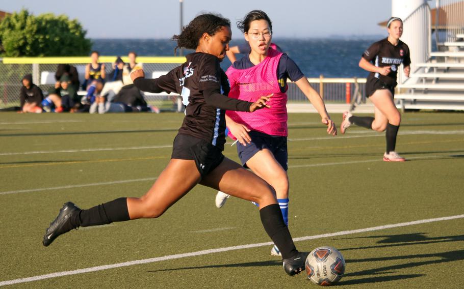 Alyssa Staples looks to score.