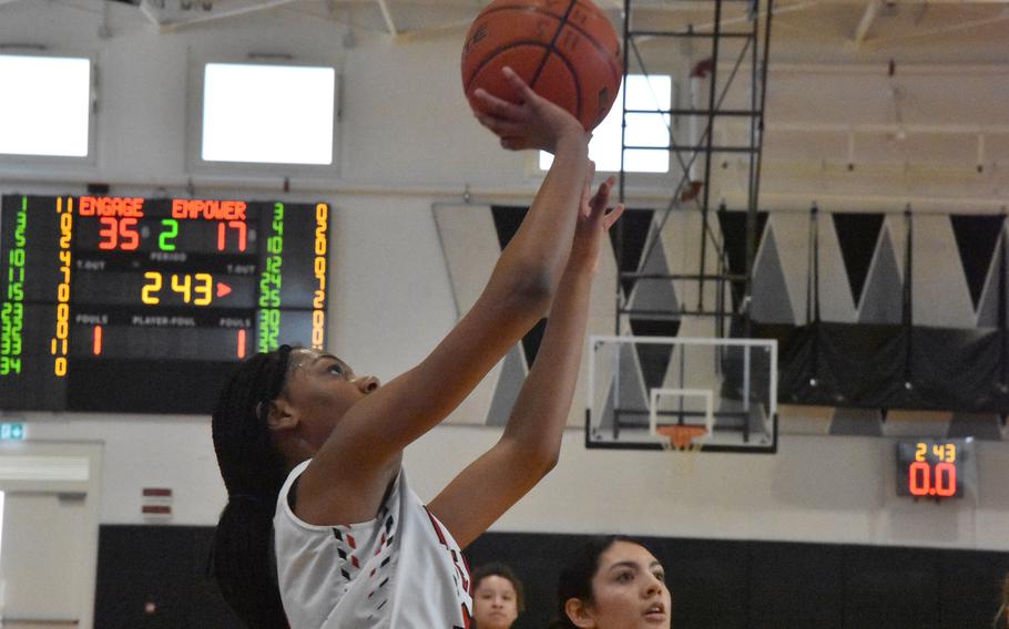 Hazel Sanders di Kaiserslautern guida un layup sabato 24 febbraio 2024, durante la partita di basket DODEA-Europe Girls All-Star a Vicenza, Italia.