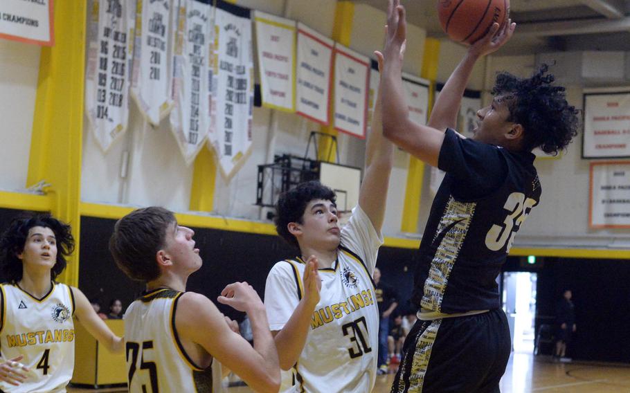 Zama‘s Kosey Hameen shoots over two American School In Japan defenders during Friday’s ASIJ Kanto Classic quarterfinal. The host Mustangs won 30-27.