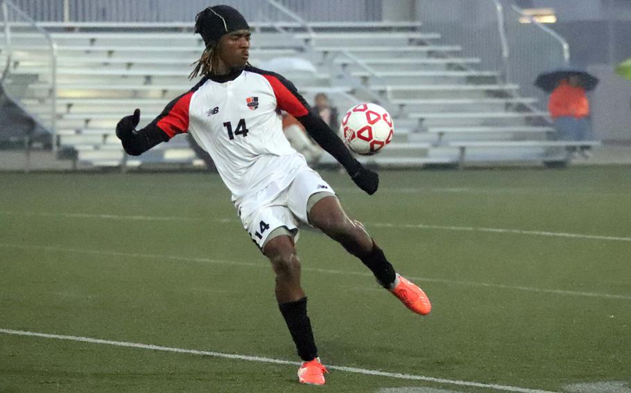 Mykhi Russell tries to control a wet ball.