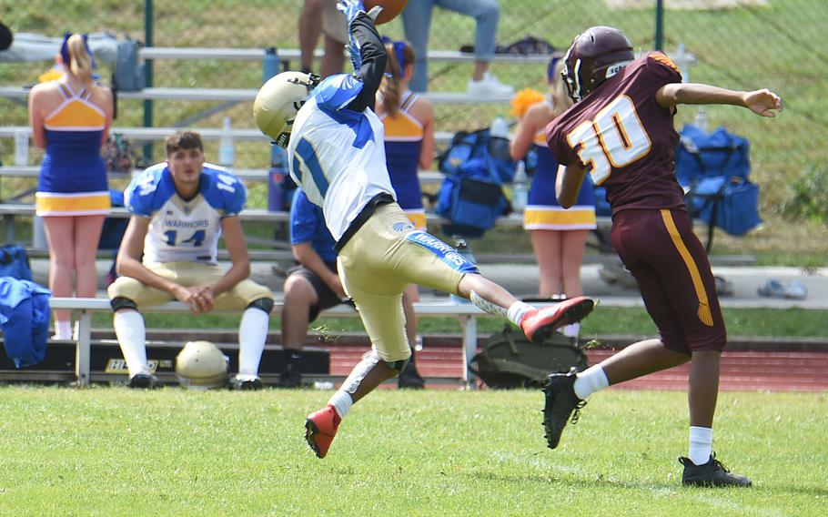 Wiesbaden Warriors’ Malfoy Anitok stretches out for a third-quarter 28-yard reception. 
