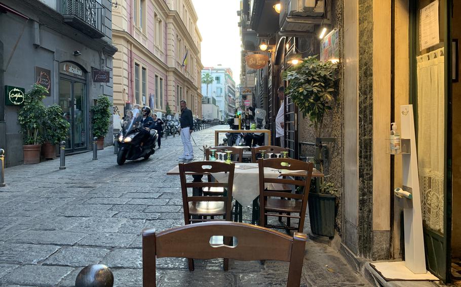 At Osteria da Tonino in Naples’ Chiaia neighborhood, outdoor dining tables are situated streetside, offering a chance to people-watch. 