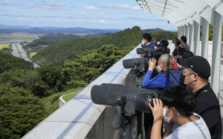 방문객들이 2021년 9월 26일 일요일 북한과의 접경 지역인 대한민국 파주시 통일전망대 북한측을 바라보고 있다.