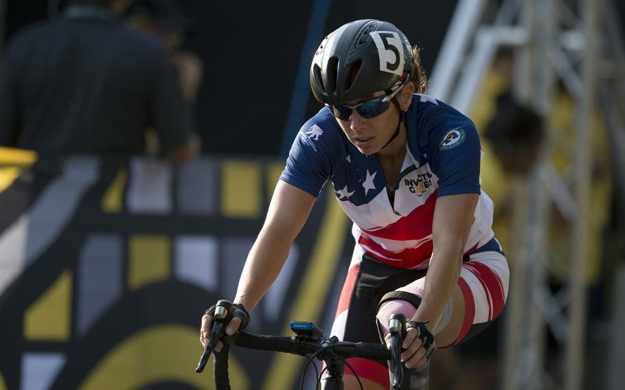 Then-U.S. Army Capt. Kelly Elmlinger races during the Invictus Games on Sept. 27, 2017, in Toronto. 