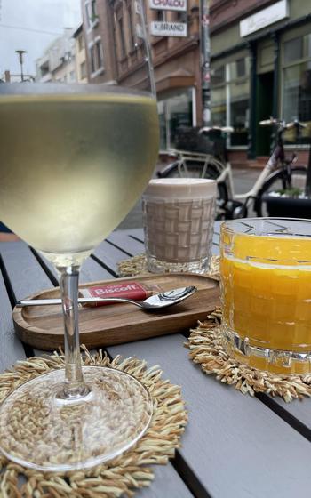 9 to 5 Cafe in Kaiserslautern, Germany, serves a variety of drinks including Chai latte, teas, wines and fresh-squeezed orange juice