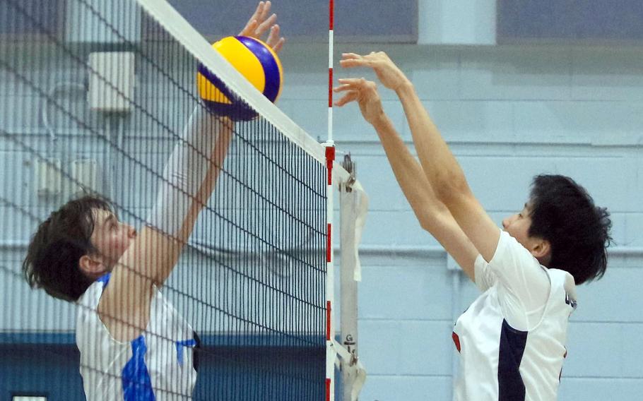 Osan's Benjamin Feldt and Yongsan International-Seoul's David Jin battle for the ball at the net during Saturday's Korea boys volleyball match. The Guardians won in four sets.