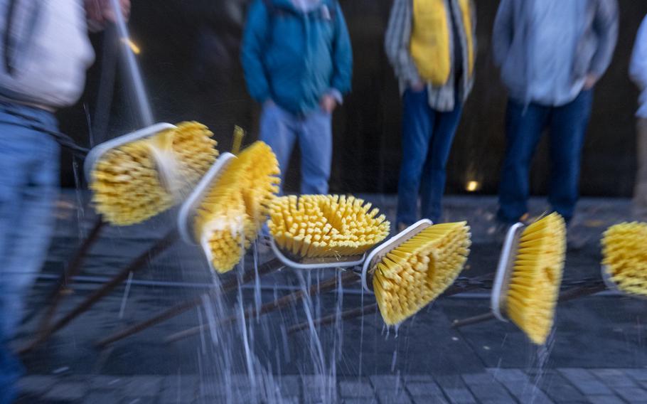 Volunteers wash Vietnam Veterans Memorial ahead of Veterans Day Stars