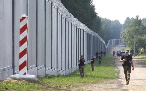 Polen stellt belarussische Grenzmauer fertig, um Migranten fernzuhalten