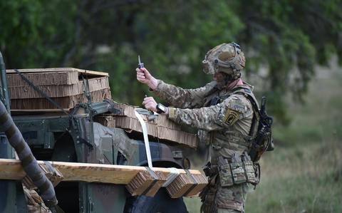 US-Soldaten und große Kanonen fliegen in einer 14-Nationen-Übung in Deutschland