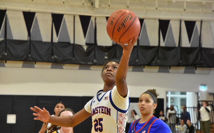 Jalen Jones dei Rammstein corre a segnare un canestro per complimentarsi con la compagna di squadra dei Royals — ma avversaria di sabato — Lydia McNeil durante la partita di basket DODEA-Europe Girls All-Star a Vicenza, Italia.