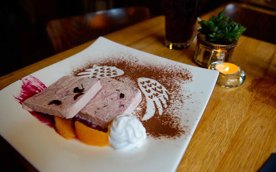 Frozen-Joghurt-Dessert serviert im vegetarischen Bistro DieDa im WeinGut in Bad Dürkheim, Deutschland.  Inhaber Martin Dreissig-Richter ist gelernter Konditor.