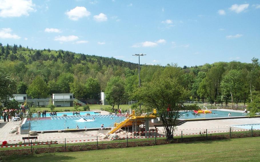 The Kaiserslautern warmfreibad public pool in summer