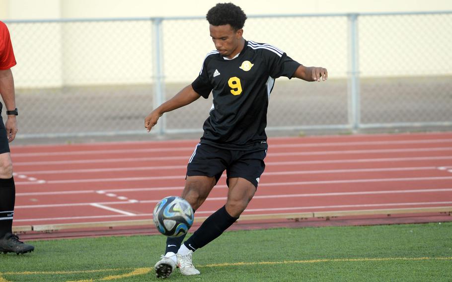Elijah Whipp settles the ball.
