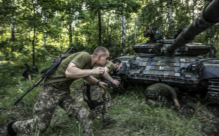 Ukrainian soldiers scramble to take cover during intense Russian shelling outside Lyman in June. Ukrainians would also clash with Russian forces near Lyman in the September counteroffensive.