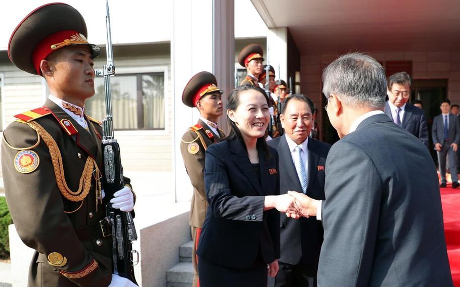 2018년 5월 26일 비무장지대 공동경비구역에서 열린 남북정상회담에서 김정은 북한 국무위원장의 여동생 김여정이 문재인 당시 대통령을 맞이하고 있다.