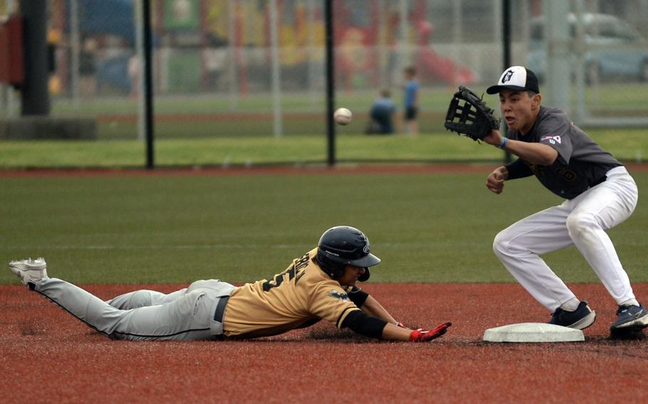 American School In Japan's Billy Freund awaits a pickoff throw as Humphreys' Eric Ji dives back to second base during Monday's Division I baseball game. The teams tied 3-3.