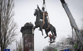 Municipal workers dismantle a monument to Soviet military leader Mykola Shchors in Kyiv, Ukraine, Saturday, Dec. 9, 2023. Shchors was a Ukrainian communist who fought with the Soviet army against Ukrainian independence following the 1917 Bolshevik revolution. Ukraine has accelerated efforts to erase the vestiges of centuries of Soviet and Russian influence from the public space since full-scale Russian invasion last February. (AP Photo/Efrem Lukatsky)