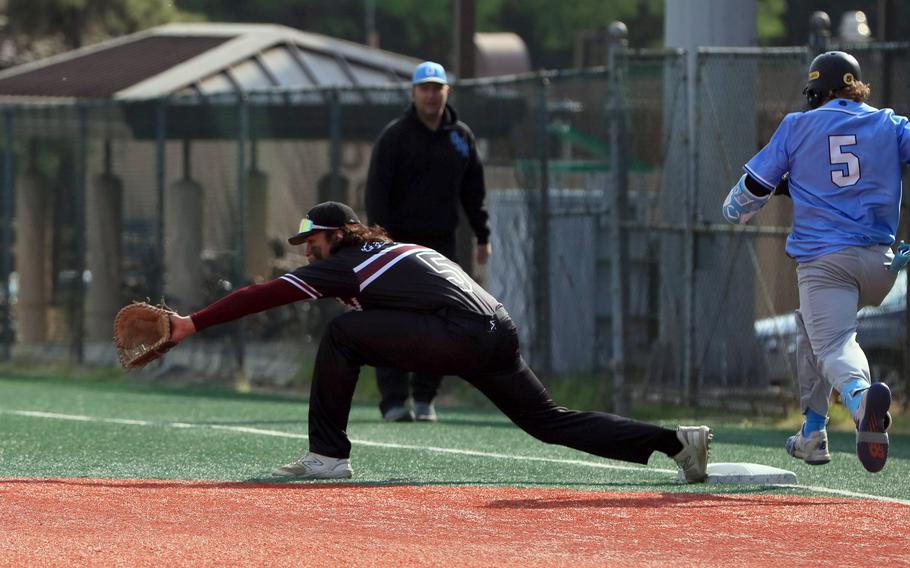 Osan's John Ganske tries to beat the throw to Zama's Rhino Aumua at first base.