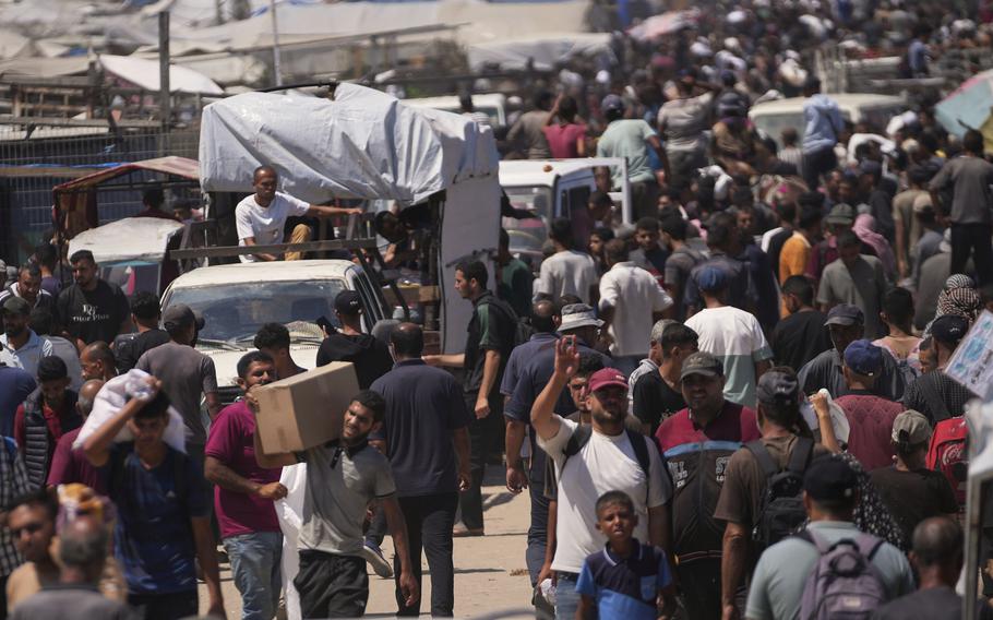 A big crowd gathers at the aid stations.