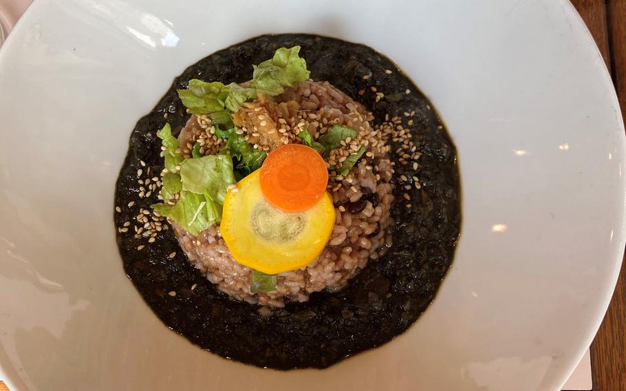 Μαύρο κάρυ από το Hoccori Cafe, ένα εστιατόριο που προσφέρει χορτοφαγικά και vegan πιάτα στην Tachikawa της Ιαπωνίας. 