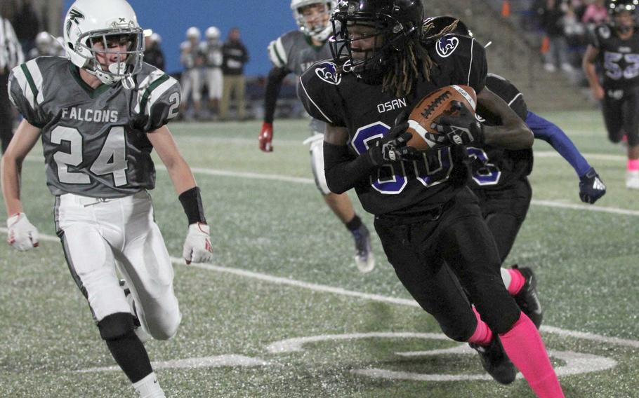 Osan’s Malik Davis tries to outrun Singapore’s Preston Gaines.