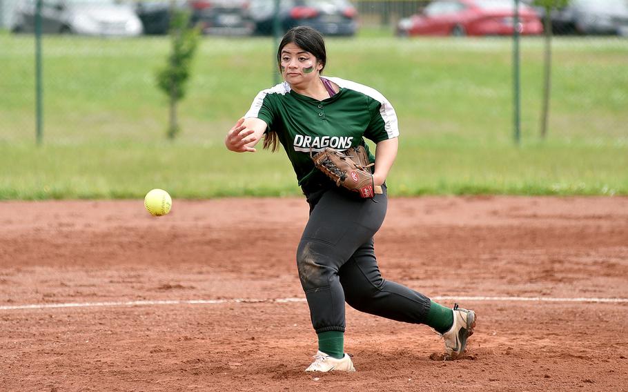 Kalila Te’o pitches toward home.