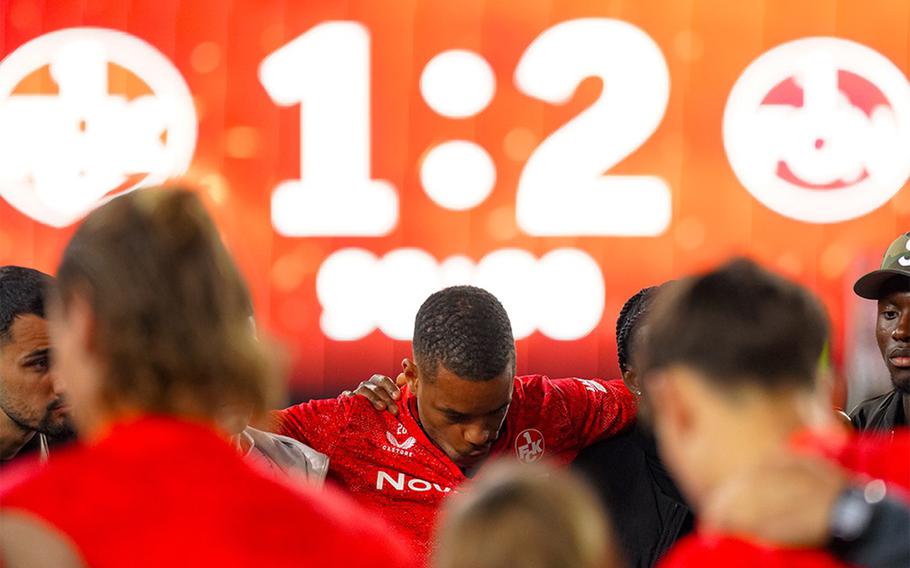 1. FC Kaiserslautern players gather for a huddle.