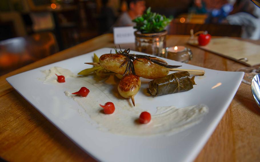 Kartoffellutscher-Vorspeise im veganen Bistro DieDa im WeinGut mit kräftigem Inka-Rotpaprika-Zitronen-Dip, erhältlich am 23. Mai 2023 in Bad Dürkheim, Deutschland.