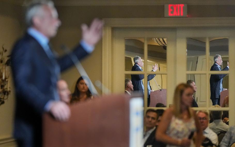 The well-heeled crowd of hundreds of political skeptics at the Meridian Hills Country Club in Indianapolis listened as Robert F. Kennedy Jr. spoke at the First Principles Forum. 