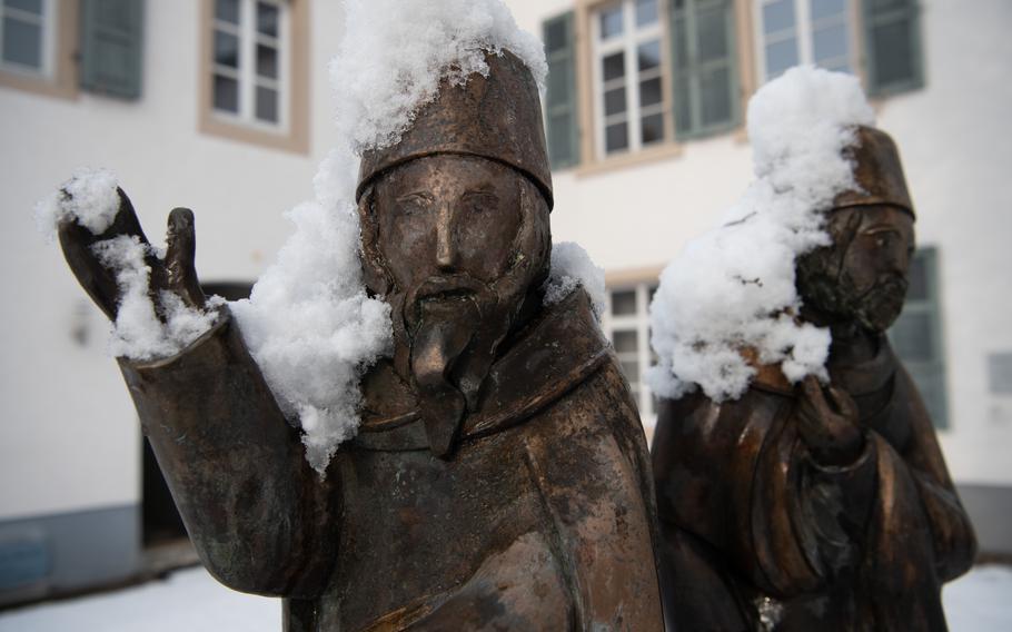 “The Scholars of Speyer” statue, created between 2013 and 2014, stands in Speyer’s Jewry Court, the earliest preserved Jewish community center in central Europe. The artwork represents the many Jewish scholars who lived in the city during the Middle Ages. During an audio tour on the SchUM-Statten mobile app, the statue comes alive and converses with an American tourist. 