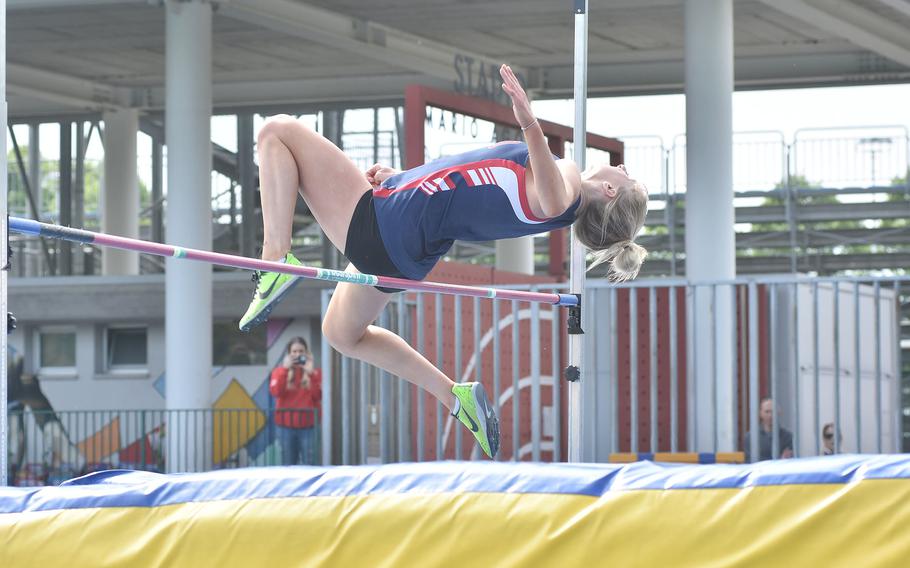 Kayla Grani di Aviano supera 4 piedi e 6 pollici per vincere la gara di salto in alto sabato 29 aprile 2023, al DODEA-Europe Circuit di Pordenone, in Italia.