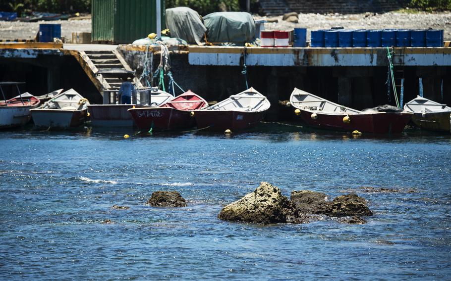 Ang mga sundalo ng US mula sa 7th Engineer Dive Detachment sa Joint Base Pearl Harbor-Hickam, Hawaii, ay tumutulong na alisin ang malalaking bato na humaharang sa mga rampa ng bangka sa Basco Sea Port sa Batan Island, Pilipinas.