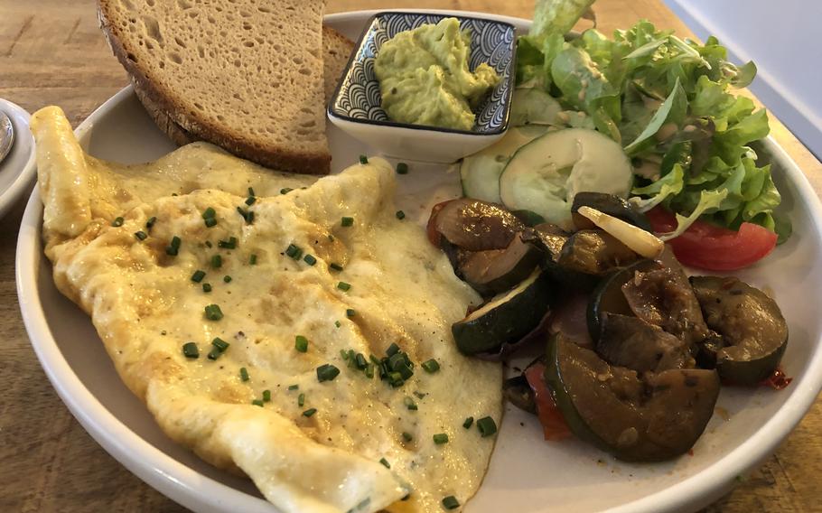 The Green Dream omelet at the 9 to 5 Cafe in Kaiserslautern comes with bread, salad and avocado for 9 euros.