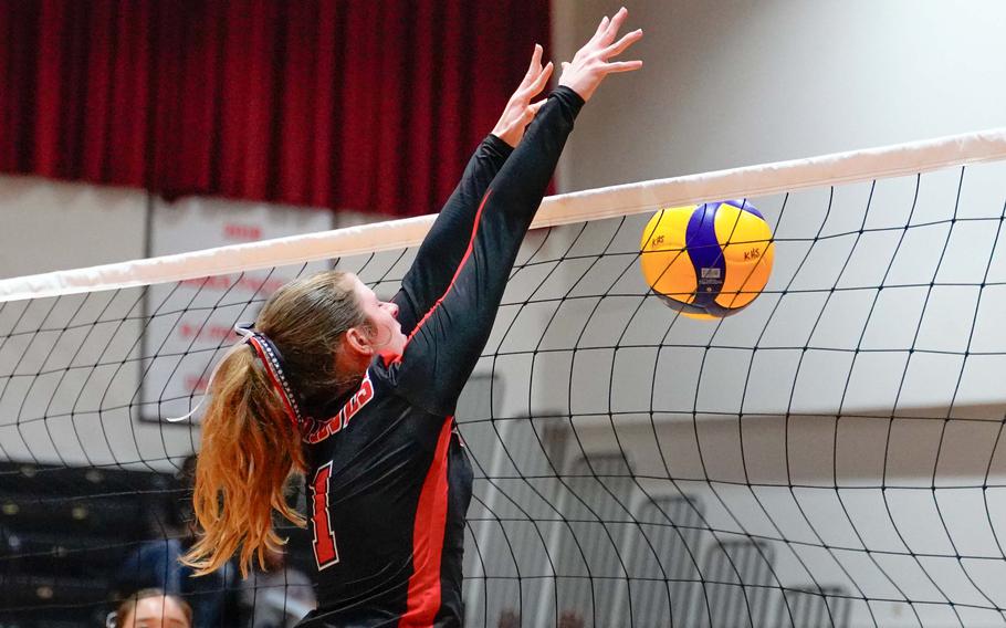 Saraya Cooper is ready to block.