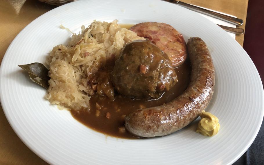 The Pfälzer Teller at the Wurst-Küch is a plate of specialties from the Pfalz region. It consists of stuffed pork stomach, a liver dumpling and a bratwurst served with sauerkraut and bread. 