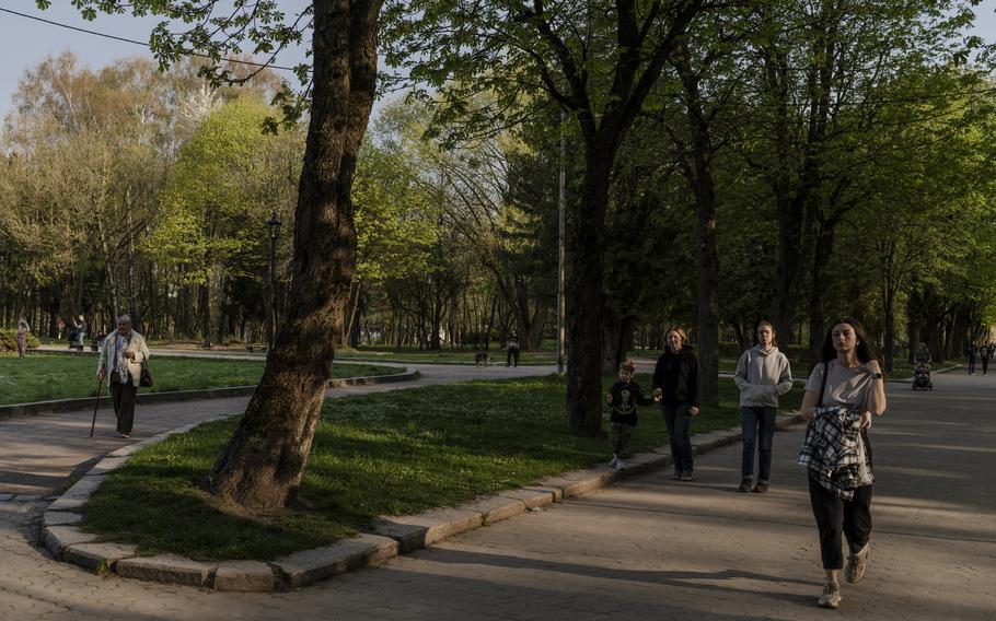 Temporary modular houses are planned for areas close to parks, universities and schools. One of the sites, which is already inhabited, is located in the center of Stryiskyi Park.