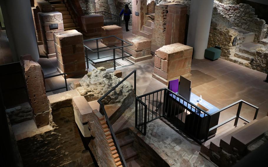 The foundations of houses of the Judengasse can be seen at the Museum Judengasse. It is incorporated into the customer service center of Frankfurt’s municipal utilities company. The foundations were found during construction of the building in 1987.