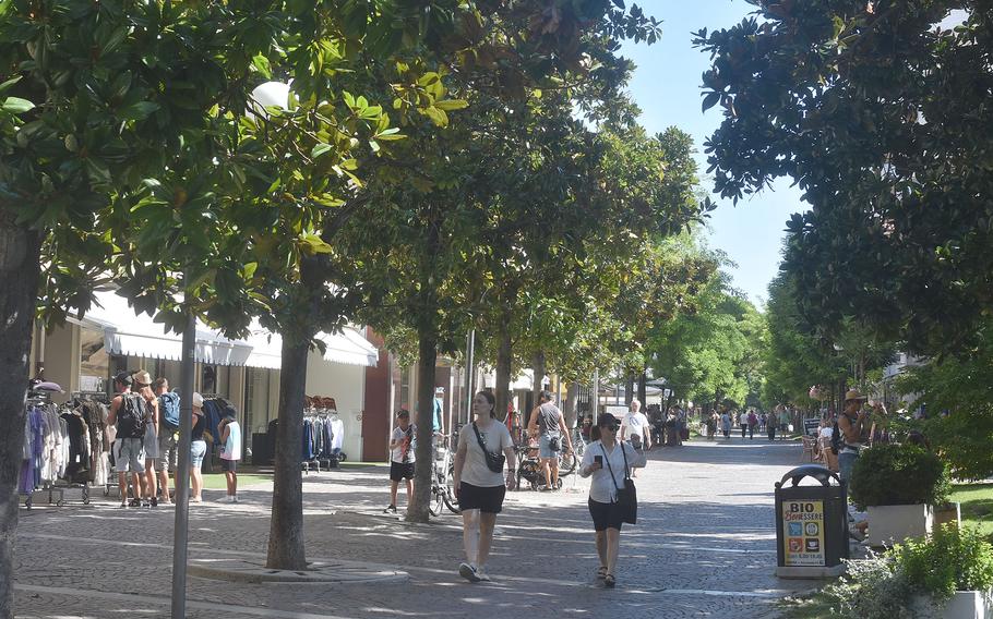 The Italian city of Grado does offer multiple blocks of shady pedestrian streets for those who don't feel like staying at the beach. There are numerous restaurants and stores available.