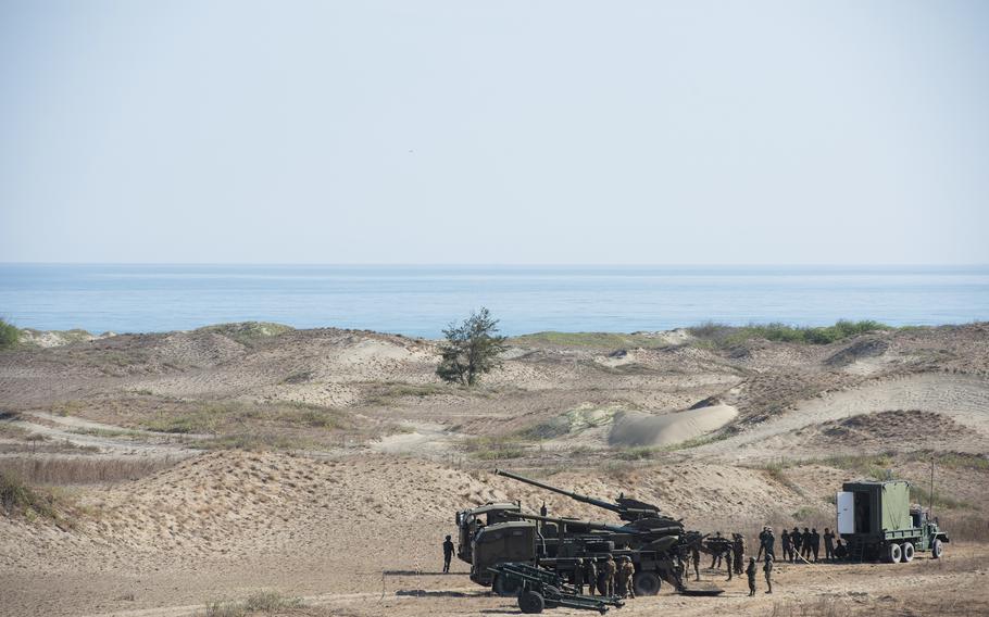 Naghahanda ang mga tropang Pilipino na may 155 mm howitzer para sa Balikatan ship-sinking drill sa La Paz Sand Dunes sa Laoag, Pilipinas, Mayo 8,