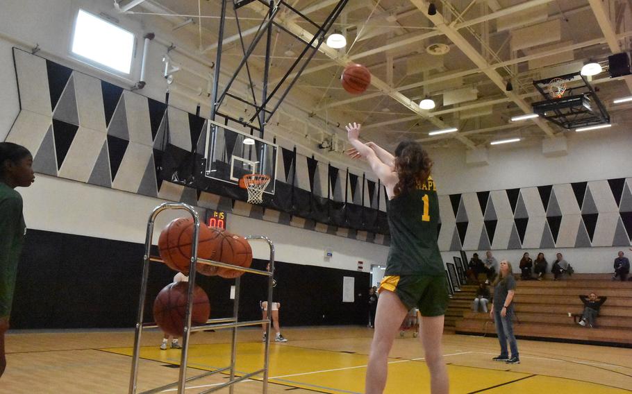 Jessie Moon di SHAPE tira un tiro da tre punti e resiste per vincere l'evento di tiro a lunga distanza sabato 24 febbraio 2024, al DODEA-Europe Girls All-Star Basketball Game a Vicenza, Italia.