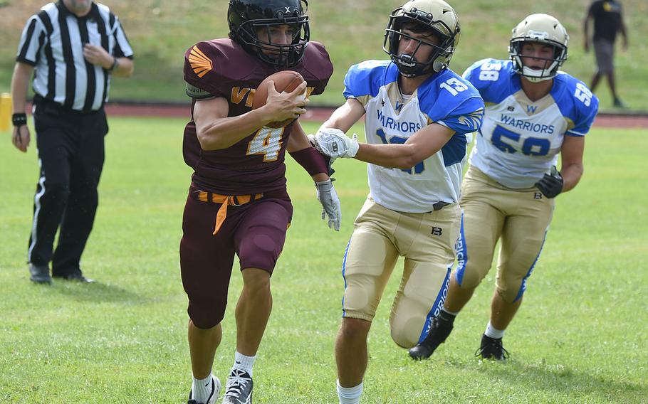 Vilseck Falcons’ Aron Atakuzi struggles to escape a Wiesbaden rush.