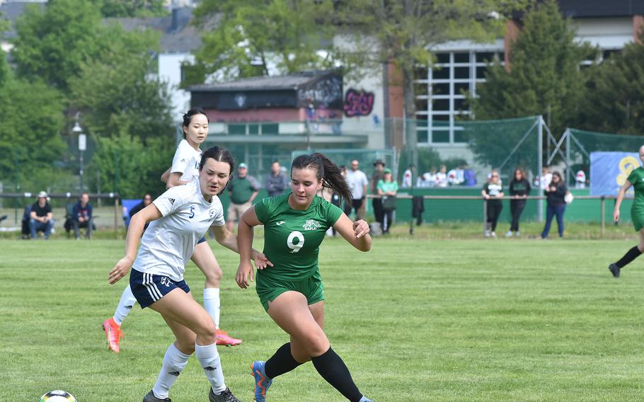 Savannah Tweedy von der Black Forest Academy und Ally Garcia von Napoli kämpften um den Ball und mussten sich nach einem Passspiel am Montag, dem 15. Mai 2023, während der ersten Runde der DODEA-Europa-Fußballmeisterschaft der Division II in Baumholder, Deutschland, wehren.