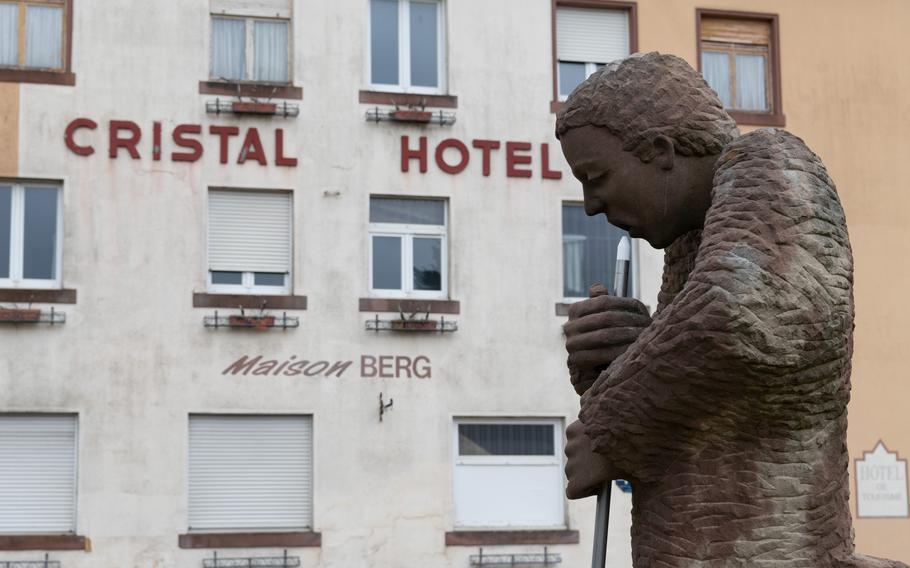 A statue of a glassblower.