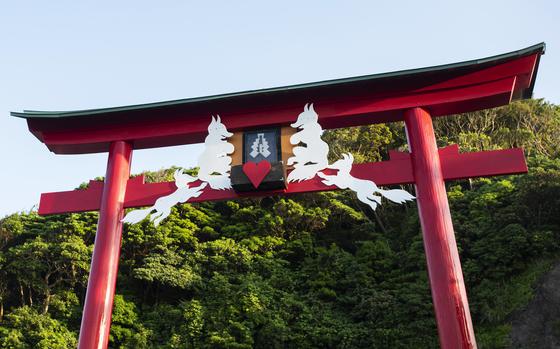One of Motonosumi Inari’s unique features is an offering box that sits about 18 feet off the ground atop a torii gate on the summit of a hill. It’s said whoever successfully throws money into the box will have their wish granted. 