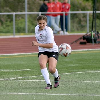 Sophie Pezel kicks the ball.
